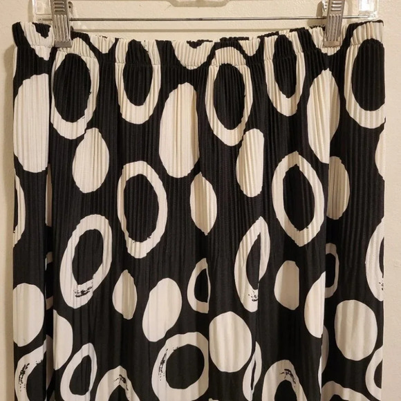 Sunny Leigh Women's Pleat Skirt (size M) - Picture 3 of 6